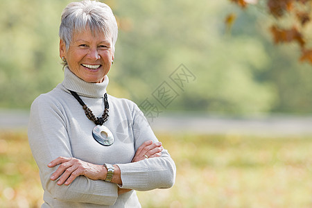 微笑的老年妇女的肖像图片