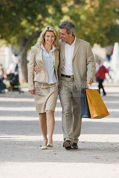 一对中年夫妇在散步图片