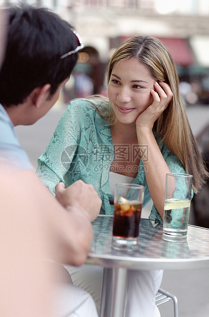 咖啡厅的情侣图片