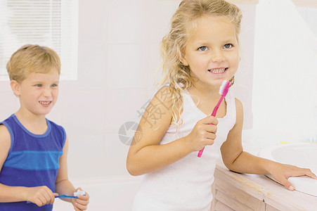 孩子们刷牙图片