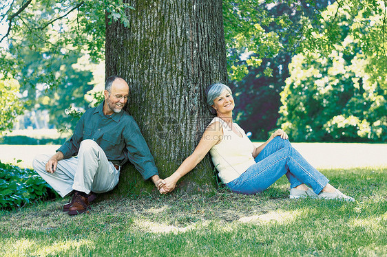 坐在树下的一对夫妇图片