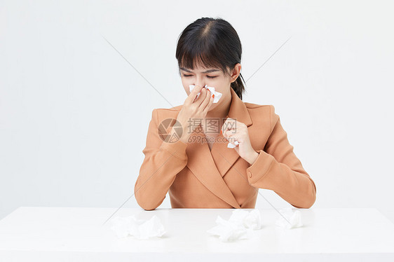 青年女性擦鼻涕图片