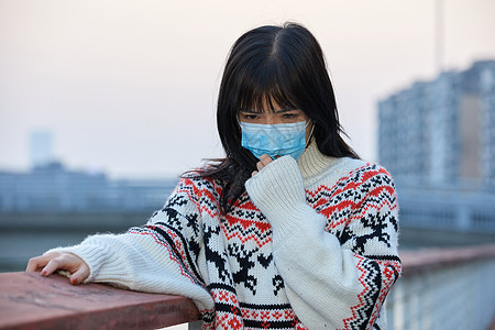 青年女性趴在栏杆上图片