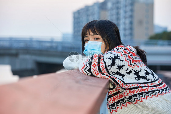 青年女性趴在栏杆上图片