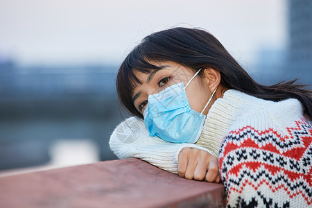 青年女性趴在栏杆上图片