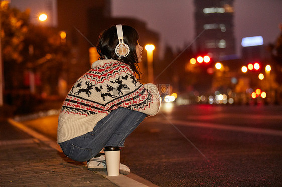 青年女性夜晚等车图片