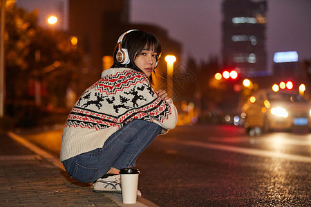 青年女性夜晚等车图片