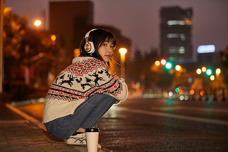 青年女性夜晚等车图片