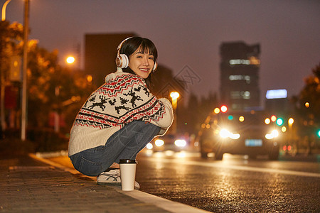 青年女性夜晚等车图片