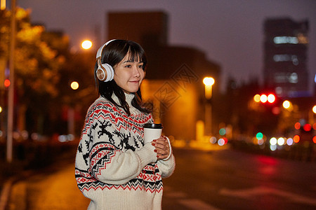 青年女性夜晚等车图片