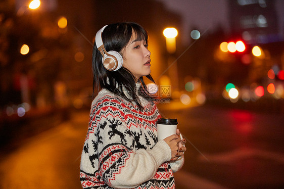 青年女性夜晚等车图片