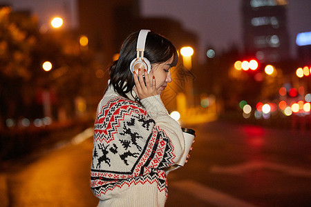 青年女性夜晚等车图片