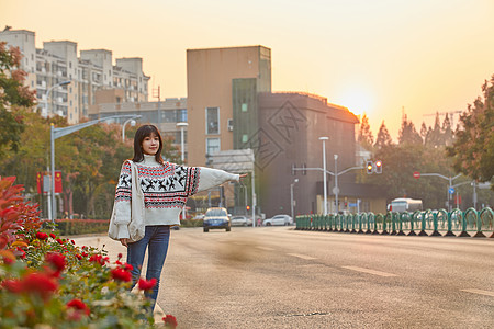 青年女性等车图片