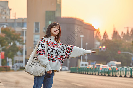 青年女性等车图片