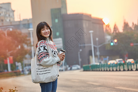 青年女性等车图片