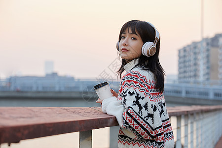 青年女性倚靠栏杆图片