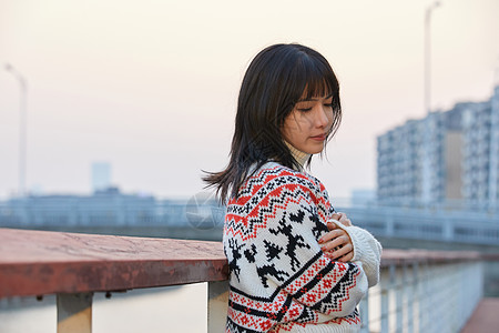 青年女性倚靠栏杆图片