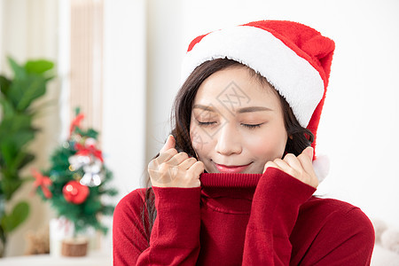 居家女性戴着圣诞帽图片