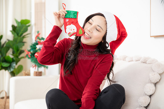 居家女性圣诞节拿着圣诞袜图片