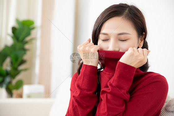 冬季女性穿着高领毛衣图片