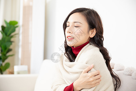 寒冷温暖女性冬季居家围着毛毯背景