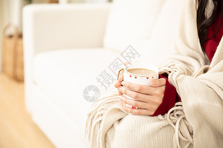 端着馒头的女人女性冬季端着咖啡杯特写背景