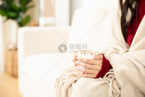 女性冬季端着咖啡杯特写图片