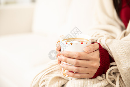 女性冬季端着咖啡杯特写图片