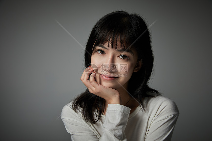 年轻女性破涕为笑