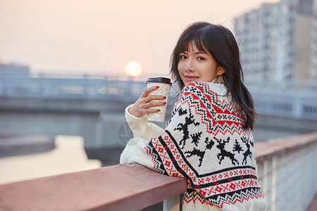 中国年轻人文艺美女手拿咖啡杯背景