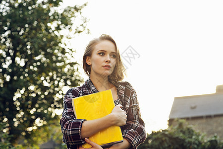 拿书的年轻女子图片