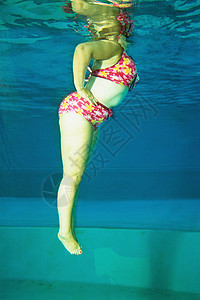 在水下跳舞的女人图片