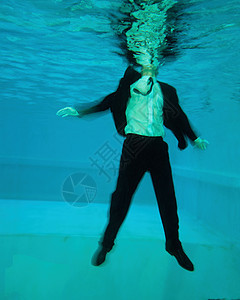 落入水中的男人图片