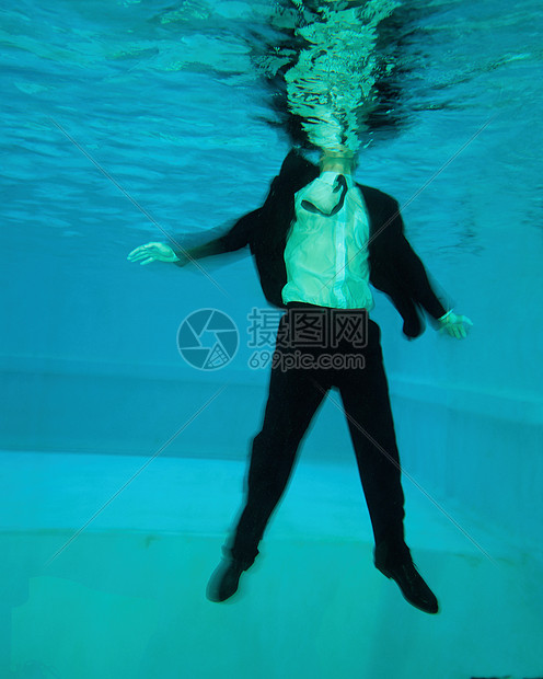 落入水中的男人图片