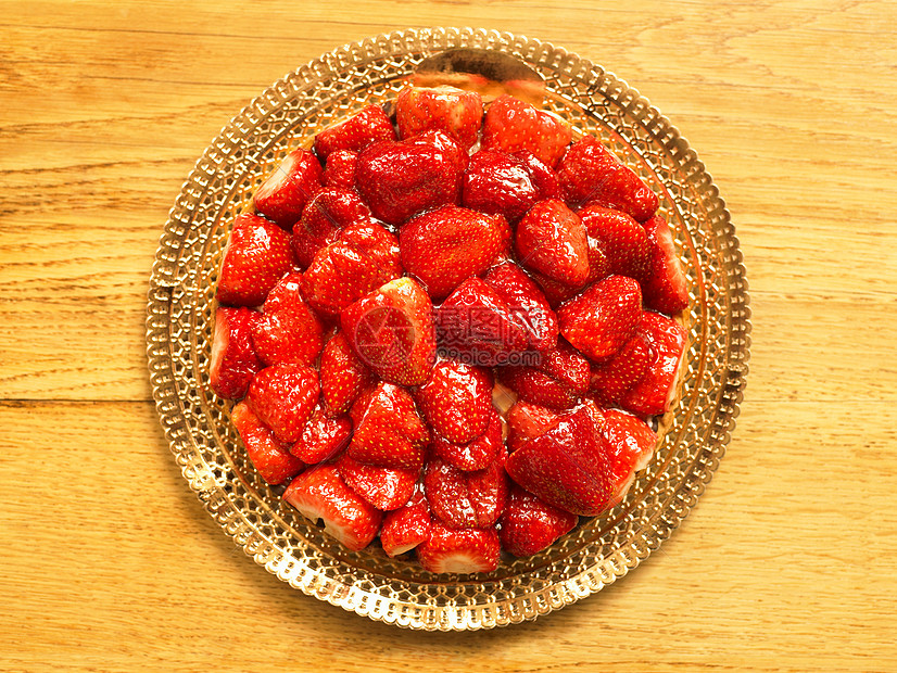 餐桌上的草莓馅饼图片