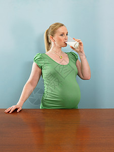 孕妇喝牛奶图片