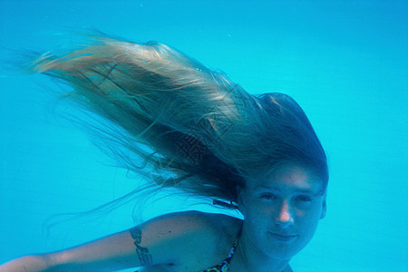 留着长头发游泳的女孩图片