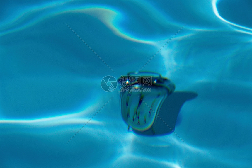 游泳池底部的闹钟图片