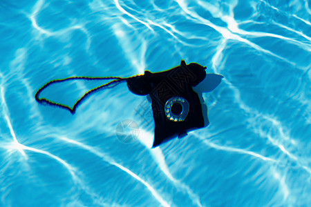 游泳池底部的电话背景图片