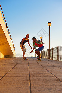 年轻人玩滑板图片