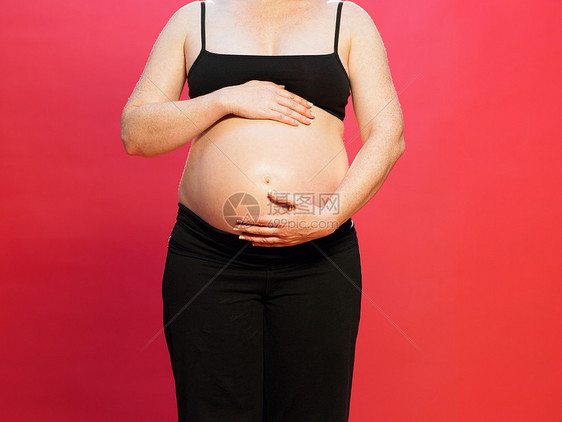 孕妇触摸肚子图片