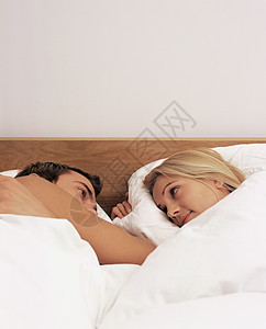 躺在床上的夫妇图片