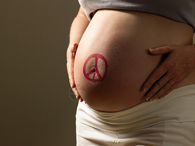 腹部有和平标志的孕妇图片