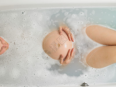 洗澡的孕妇图片