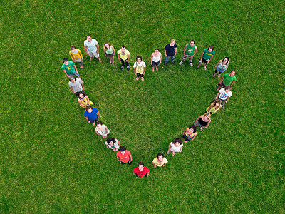一群人站在心形的草地上图片素材