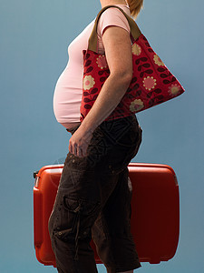 带手提箱的孕妇图片
