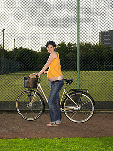 骑自行车的孕妇图片