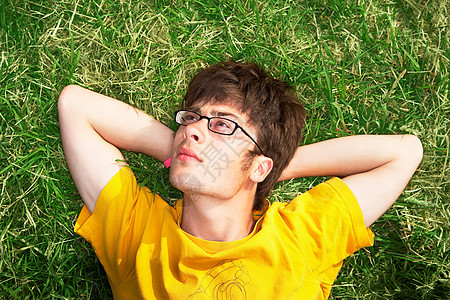 男人躺在草地上图片