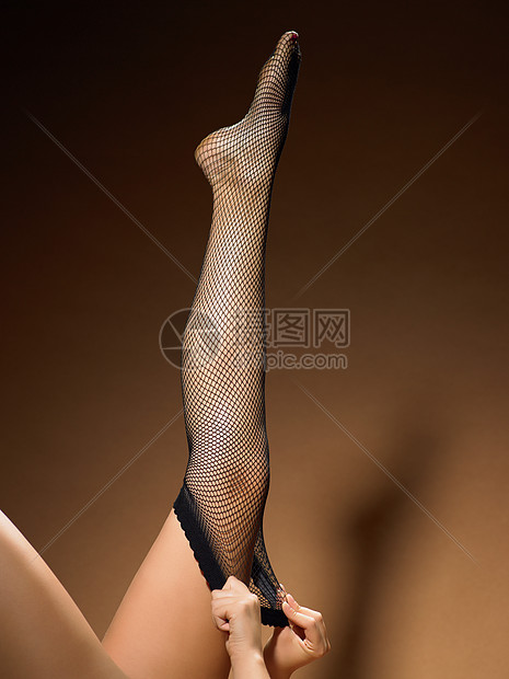 女人把鱼网袜穿到腿上图片