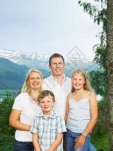 一家人在树边微笑图片